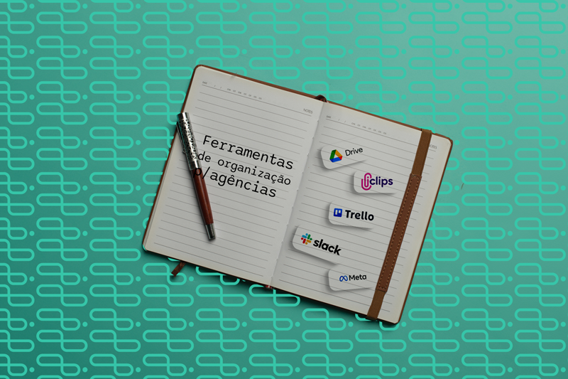 Imagem com fundo composto pelo pattern da Type, na cor verde-turquesa. Em primeiro plano, um caderno estilo moleskine está aberto, Na página da esquerda, está escrito “Ferramentas de Organização p/ Agência” e na página da direita logos de softwares como Drive, iClips, Meta e Trello